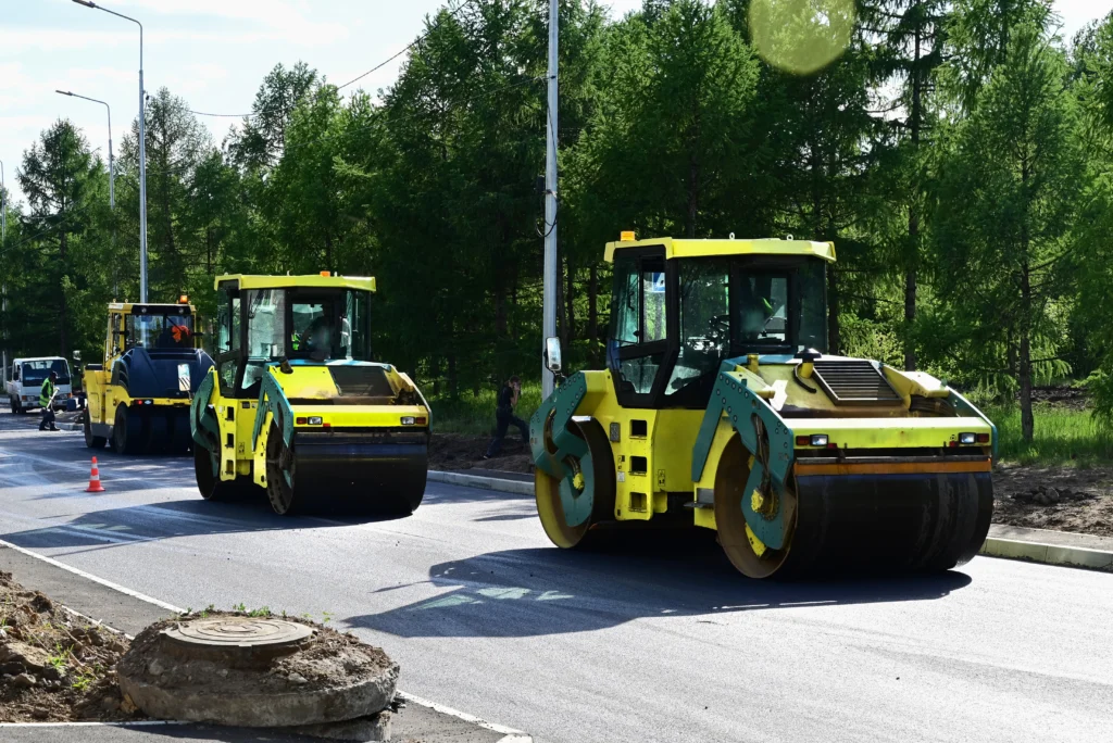 Compacteur vibrant monocylindre 12 tonnes compactant enrobé routier