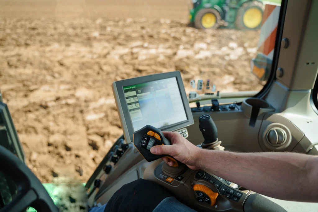 Pelleteuse équipée d’un système GPS pour améliorer la précision sur chantier.