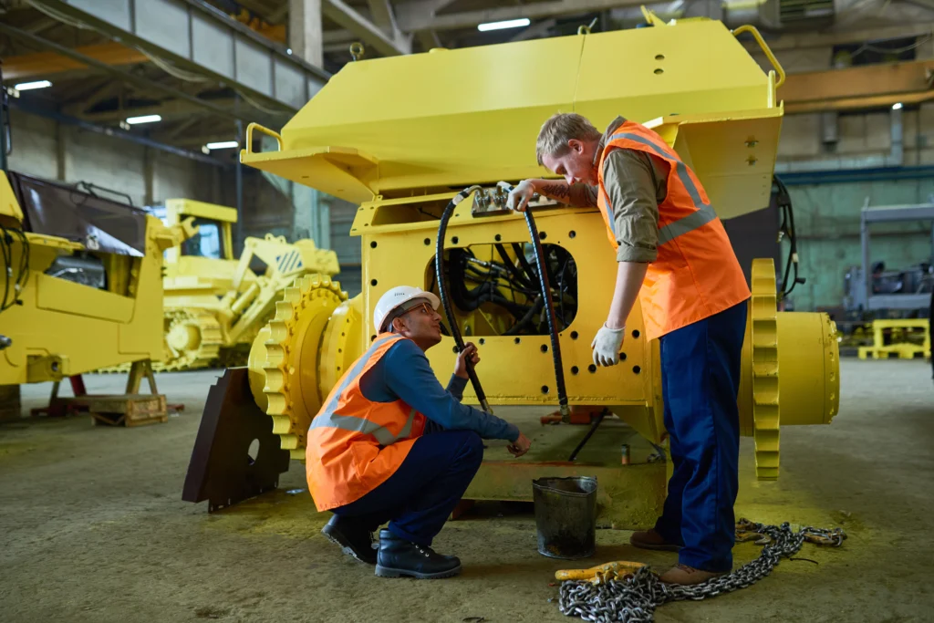Mécanicien expert ajustant les paramètres moteur d'un engin de chantier lourd 2025