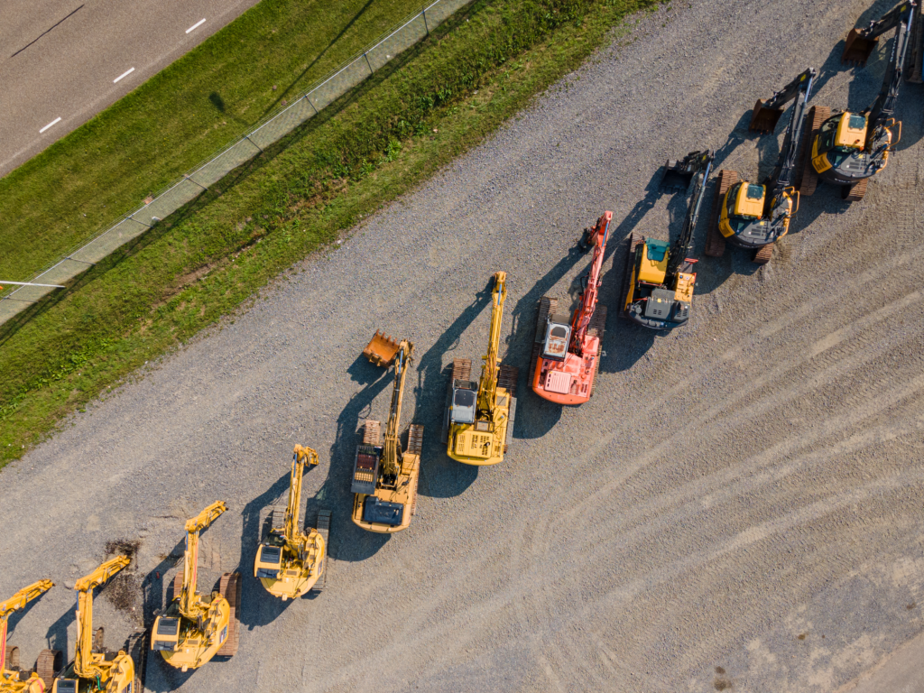 Plusieurs pelleteuses de différentes marques alignées sur un chantier, prêtes pour comparaison et analyse.