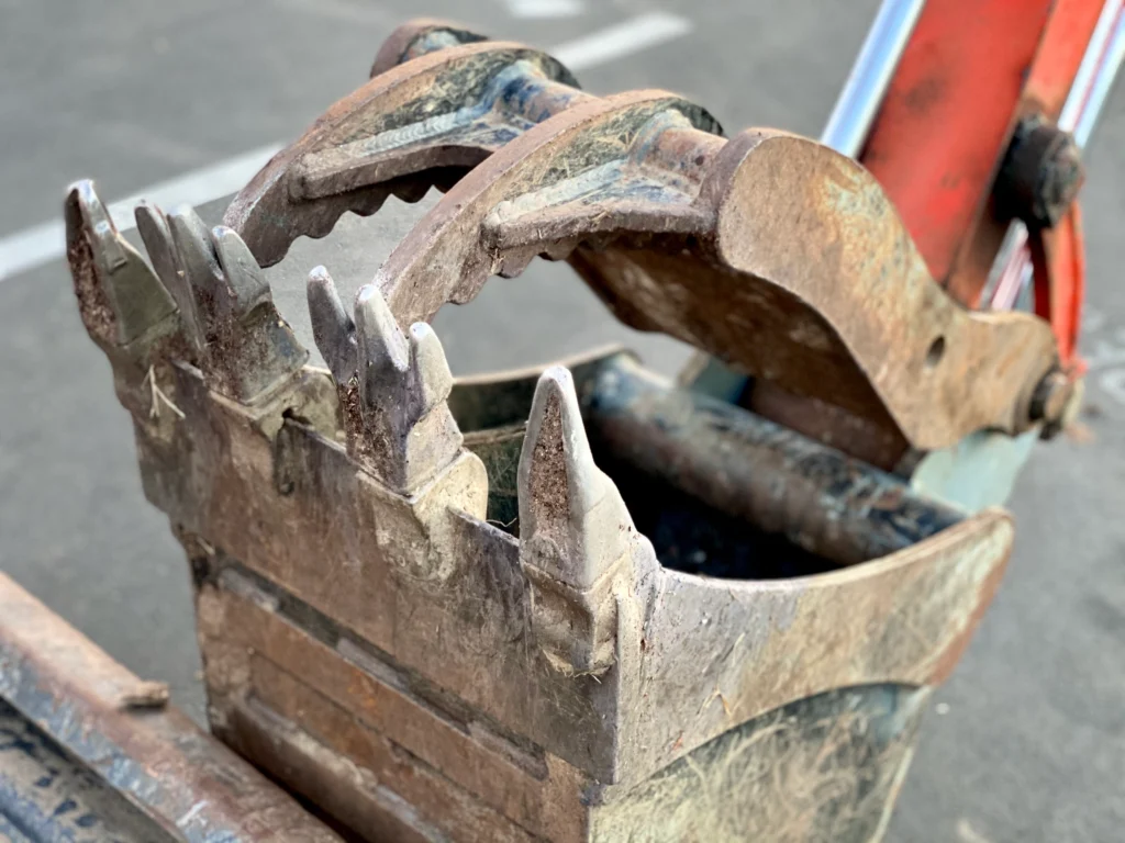 Pelle hydraulique équipée d’outils interchangeables pour travaux de chantier polyvalents.