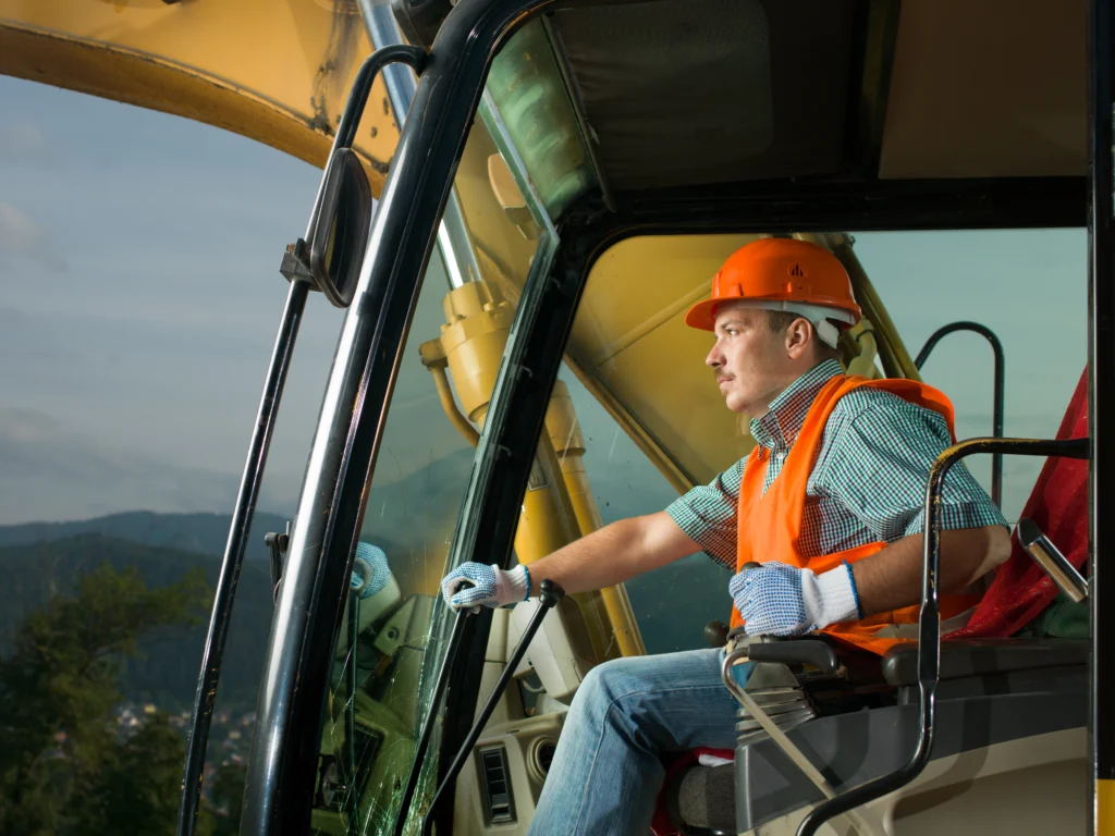 Opérateur d’excavatrice suivant une formation de certification sur un chantier.