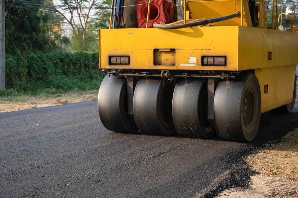 Compacteur à cylindres lisses Caterpillar sur chantier routier