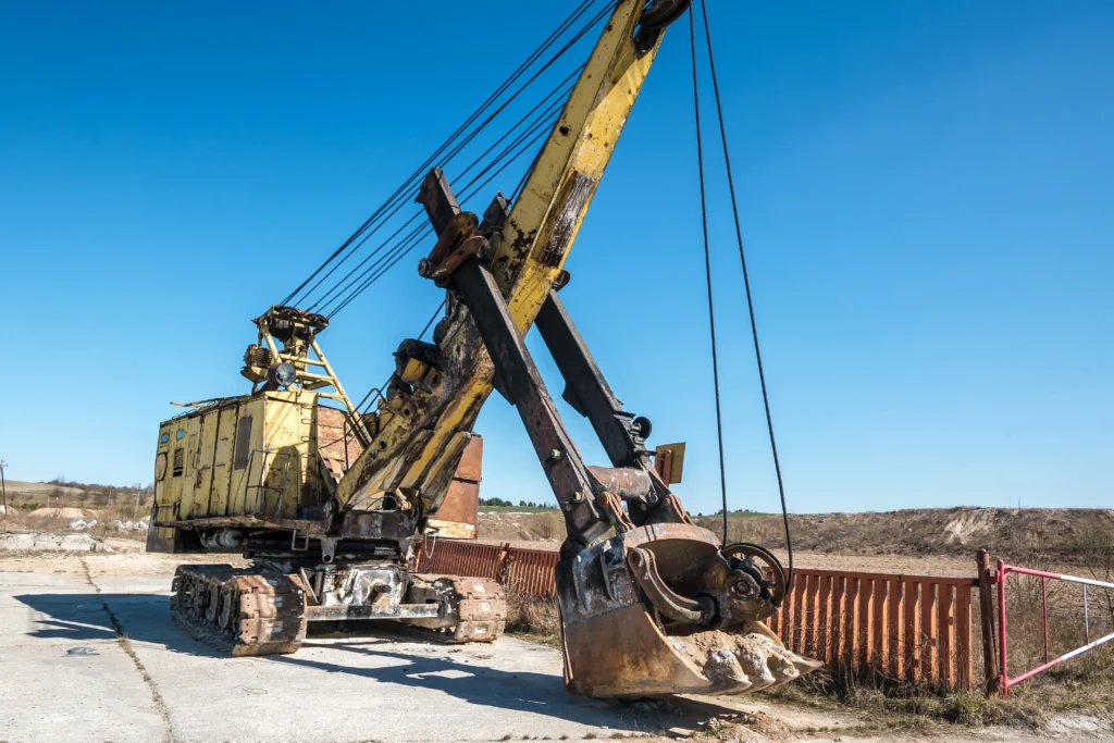 Pelleteuse historique et moderne montrant l’évolution des machines de terrassement