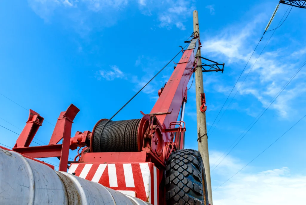 Grue mobile tout-terrain en action sur chantier de construction