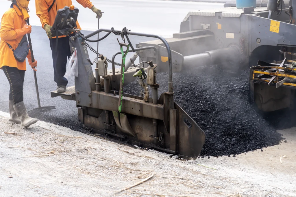 Trémie et table de répartition finisseur asphalte en cours de pavage