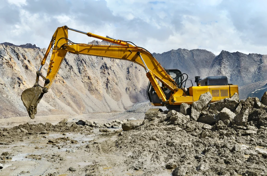Pelleteuse géante en action dans une mine à ciel ouvert pour l’excavation et le chargement de matériaux.