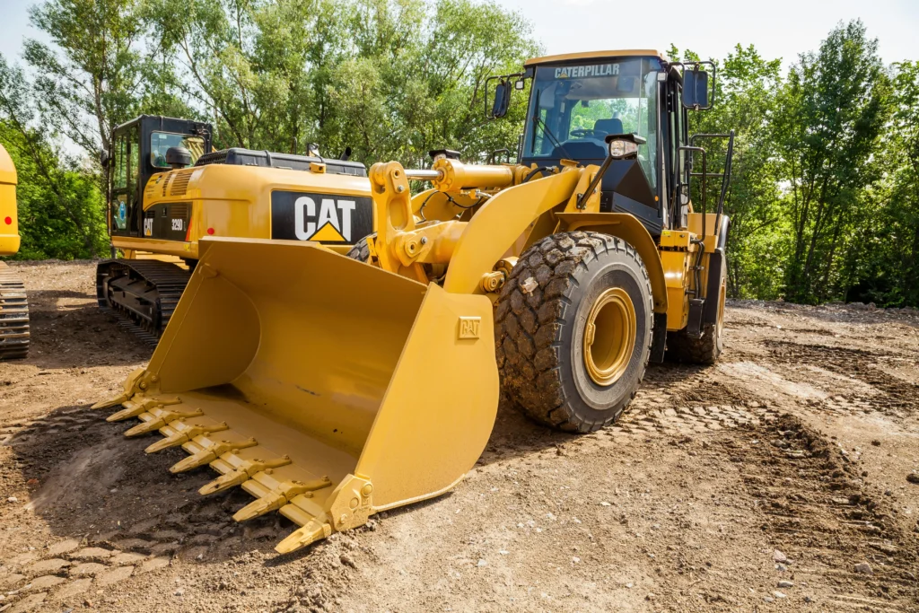 Pelleteuse équipée de chenilles adaptées à un terrain de chantier.