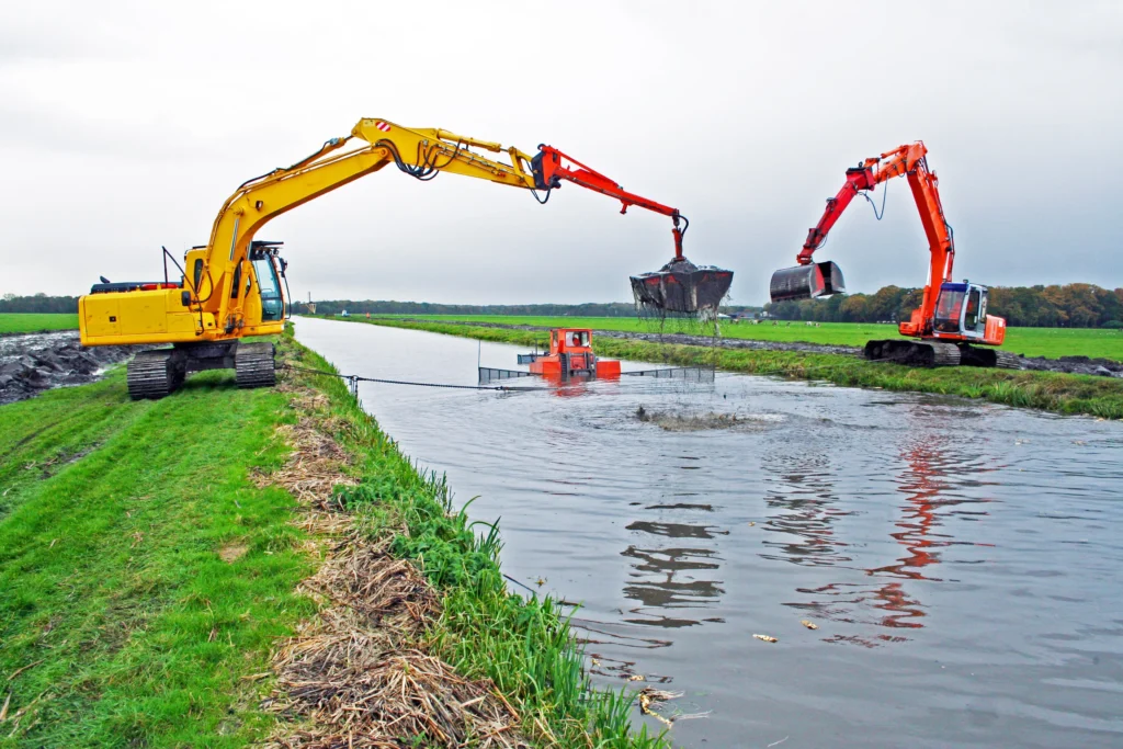 Pelleteuse en action dans un chantier de construction sous-marine.