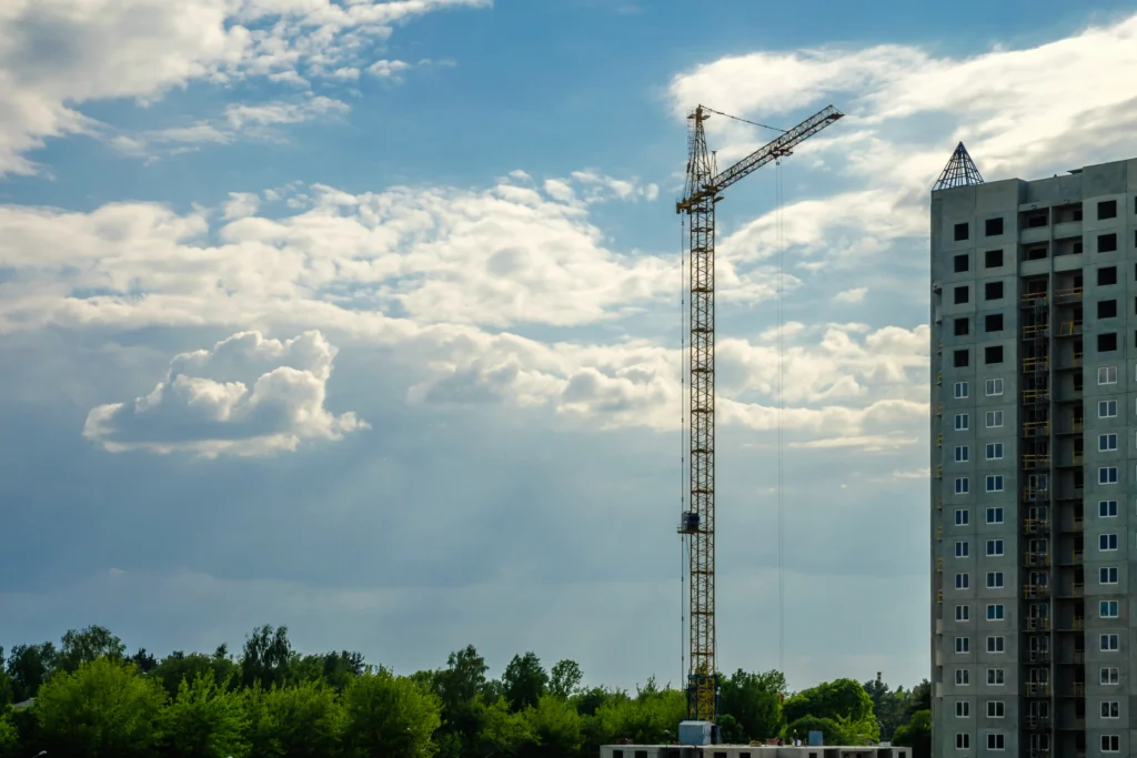 Grue à tour Liebherr montage sur chantier gratte-ciel urbain