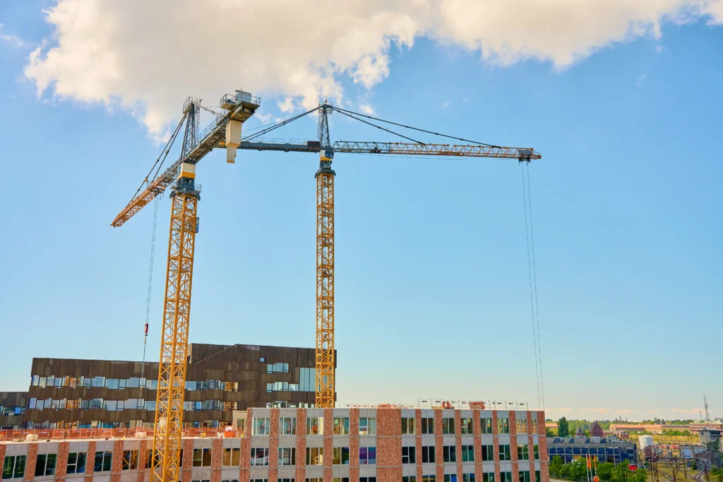 Grue de construction moderne sur chantier urbain