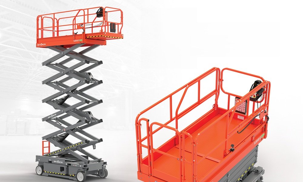 Nacelle ciseaux électrique Skyjack SJ5545 E en position élevée sur chantier BTP